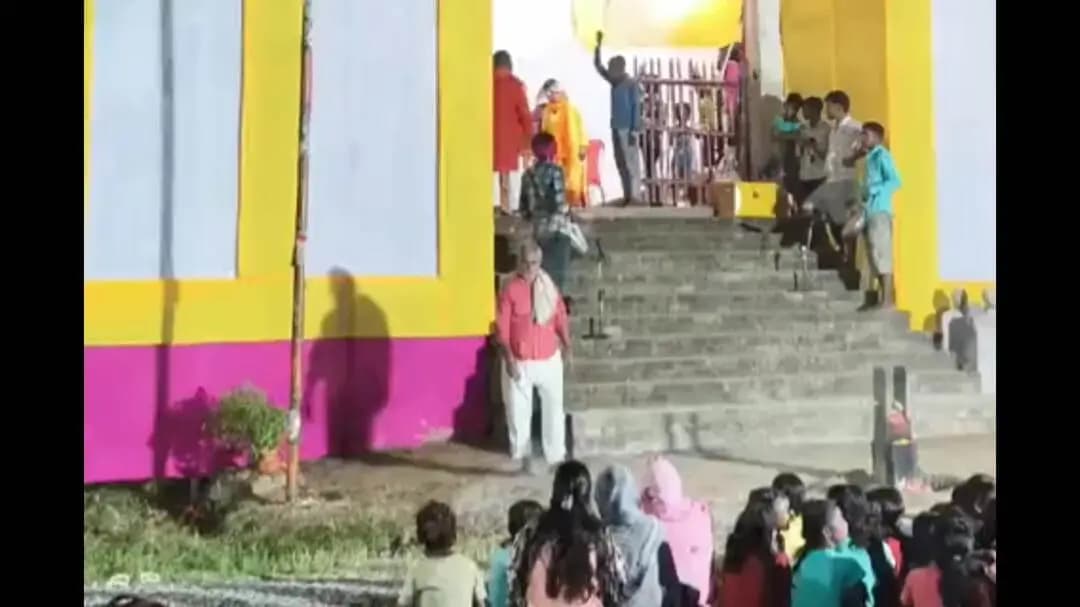 नौहट्टा: धरहरा में महाआरती से गूंजा मंदिर परिसर, सार्वजनिक दुर्गा पूजा समिति में उमड़ी श्रद्धालुओं की भीड़
