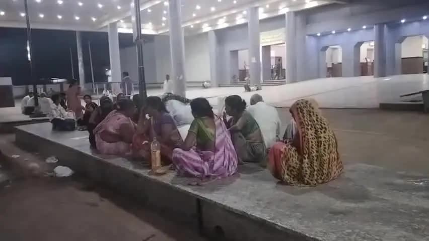 दमोह: ट्रेनें रद्द होने से मजदूरों की रोजी-रोटी पर संकट, परिवार सहित स्टेशन पर फंसे यात्री; 16 अक्टूबर तक राज्यरानी भी निरस्त