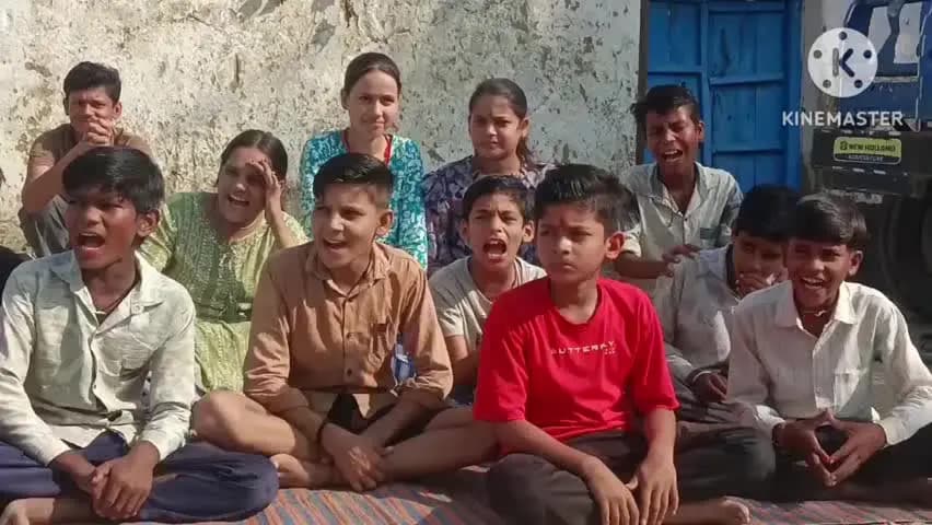 पटेरा: ग्राम रसोटा में नवदुर्गा में देवी स्थापना न होने से नाराज़ मासूम बच्चों ने तिराहे पर दिया धरना