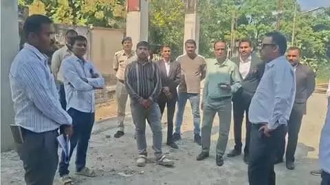 कलेक्टर श्री ऋतु राज सिंह ने #मुख्यमंत्री_जन_विश्वास_अभियान के अंतर्गत बागली विकासखंड के उदयनगर में आयोजित शिविर से पूर्व बागली में निर्माणाधीन अनुविभागीय अधिकारी कार्यालय भवन का औचक स्थलीय निरीक्षण किया।
#सेवा_संकल्प_अभियान
#SevaSankalpAbhiyan
#JanVishwasAbhiyan2026
#dewas