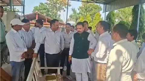 मुख्यमंत्री जन विश्वास शिविर बागली के ग्राम उदयनगर में हुआ आयोजित
विधायक श्री मुरली भंवरा व कलेक्टर श्री ऋतुराज सिंह ने उद्यानिकी विभाग की मदद से उन्नत खेती कर रहे प्रगतिशील कृषक के खेत का मुआयना
किसान द्वारा अपनाई जा रही उन्नत कृषि पद्धति,ड्रिप सिंचाई,फसल प्रबंधन की सराहना की
#सेवा_संकल्प_अभियान
#मुख्यमंत्री_जन_विश्वास_अभियान
#सेवा_की_कहानी
#SevaSankalpAbhiyan
#JanVishwasAbhiyan2026
#देवास
#dewas