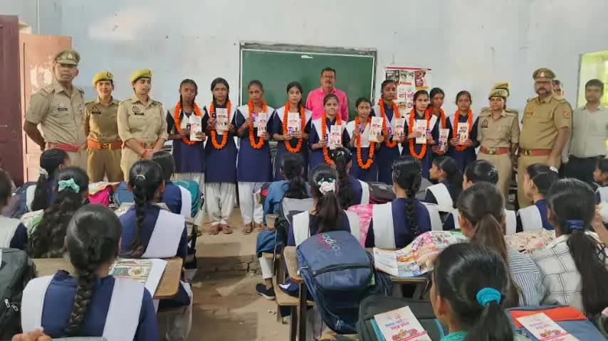 बैरिया: मिशन शक्ति: बैरिया पुलिस ने छात्राओं को सुरक्षा के उपाय बताए, हेल्पलाइन नंबरों की दी जानकारी