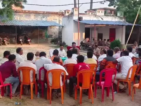 सिकंदरपुर: पुलिस चौकी सिकंदरपुर के प्रांगण में पीस कमेटी की बैठक संपन्न हुई