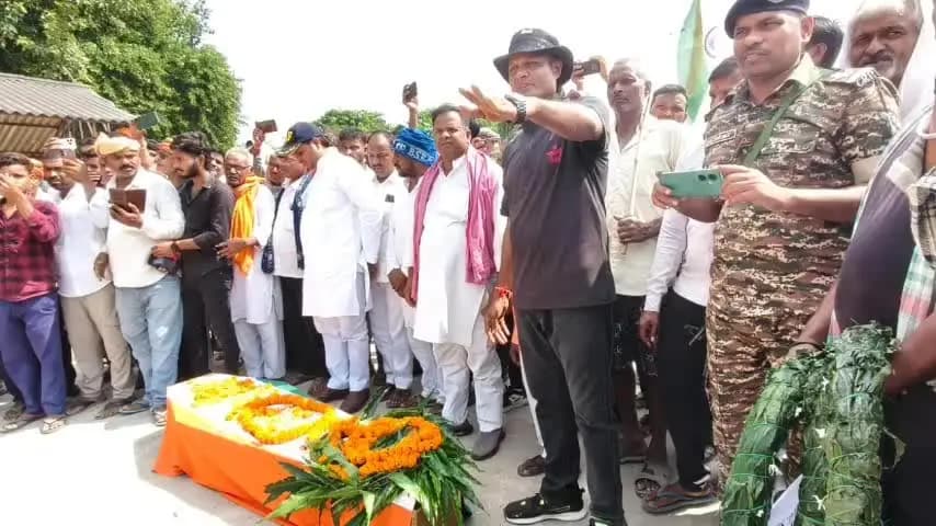 बैरिया: दयाछपरा में तिरंगे में लिपटे सीआरपीएफ जवान को राजकीय सम्मान के साथ अंतिम विदाई, नम हुईं आंखें