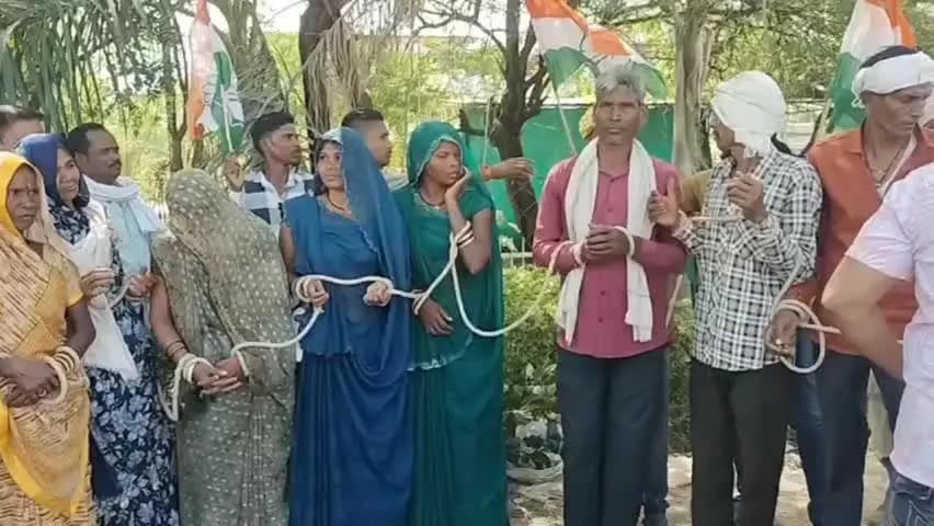 दमोह: रस्सी से हाथ बांधकर कलेक्ट्रेट पहुंचीं कुसुमी मानगढ़ की आदिवासी महिलाएं, 50 एकड़ जमीन जन कल्याण न्यास को देने का विरोध