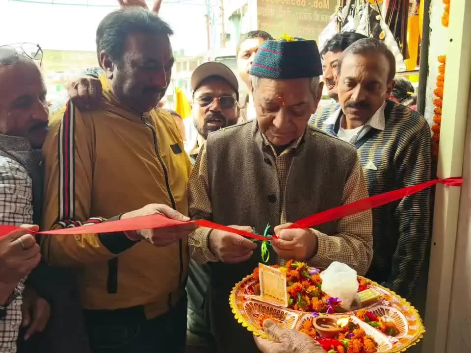 लोहाघाट: कांग्रेस ने नगर लोहाघाट में पार्टी कार्यालय का शुभारंभ किया, इसके बाद ज्ञानेश कुमार का पुतला फूंका