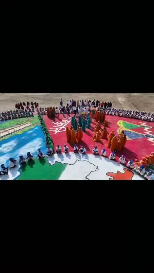 सेवा के रंग–राष्ट्र के संग गतिविधि के तहत खेल परिसर आलीराजपुर में हुआ भव्य आयोजन
सेवा संकल्प अभियान के अंतर्गत सेवा के रंग–राष्ट्र के संग गतिविधि के तहत खेल परिसर आलीराजपुर में विशाल ह्यूमन रंगोली का निर्माण किया गया। कैबिनेट मंत्री लोक स्वास्थ्य यांत्रिकी विभाग एवं जिले की प्रभारी मंत्री श्रीमती संपतिया उईके तथा अनुसूचित जाति कल्याण विभाग के मंत्री श्री नागर सिंह चौहान की अध्यक्षता में आयोजित इस कार्यक्रम में लगभग 2 हजार बच्चों ने सहभागिता करते हुए करीब 20 हजार वर्गफीट क्षेत्र में संस्कृति , प्रकृति , परम्परा एवं विकास पर आधारित यह रंगोली की भव्य आकृति बनाई।
इस अवसर पर कैबिनेट मंत्री श्री नागर सिंह चौहान ने बच्चों के सामूहिक प्रयास, अनुशासन एवं मेहनत की सराहना की। उन्होंने जिला प्रशासन द्वारा आयोजित इस अभिनव गतिविधि की प्रशंसा करते हुए बच्चों के उत्साह और सहभागिता को सराहनीय बताया।
बैतूल विधायक एवं प्रदेशाध्यक्ष श्री हेमंत खंडेलवाल ने भी ह्यूमन रंगोली की प्रशंसा करते हुए कहा कि यह रंगोली भविष्य के भारत की तस्वीर प्रस्तुत करती है। बच्चों की एकजुटता, सामूहिक सहभागिता एवं रचनात्मकता इस आयोजन की विशेष उपलब्धि है।
इस दौरान कलेक्टर श्रीमती नीतू माथुर, मुख्य कार्यपालन अधिकारी जिला पंचायत श्रीमती संघमित्रा गौतम , अपर कलेक्टर श्री सोहन कनास सहित विभिन्न विभागों के अधिकारी-कर्मचारी एवं जनप्रतिनिधि उपस्थित रहे।
CM Madhya Pradesh
Indore Commissioner
Jansampark Madhya Pradesh
#सेवा_संकल्प_अभियान
#JansamparkMP
#collector
#alirajpur