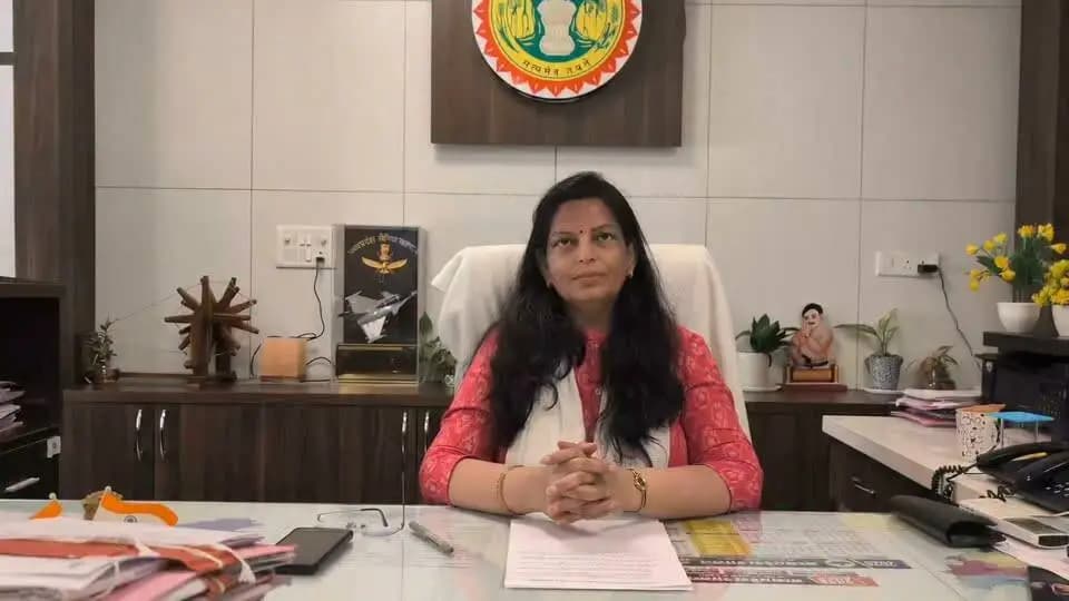 कलेक्टर एवं जिला निर्वाचन अधिकारी श्रीमती नीतू माथुर ने बताया कि जिले में 18 वर्ष की आयु पूर्ण कर चुके प्रत्येक पात्र नागरिक का नाम मतदाता सूची में दर्ज कराने तथा कोई भी पात्र नागरिक पंजीयन से वंचित न रहे, इसके लिए 7 अक्टूबर से 9 अक्टूबर 2026 तक विशेष अभियान संचालित किया जाएगा।
उन्होंने सभी से अपील करते हुए कहा कि इस अभियान में अधिक से अधिक संख्या में जुड़ कर अपना मताधिकार का प्रयोग करना सुनिश्चित करे ।
#SIR
#election
#JansamparkMP
#collector
#alirajpur