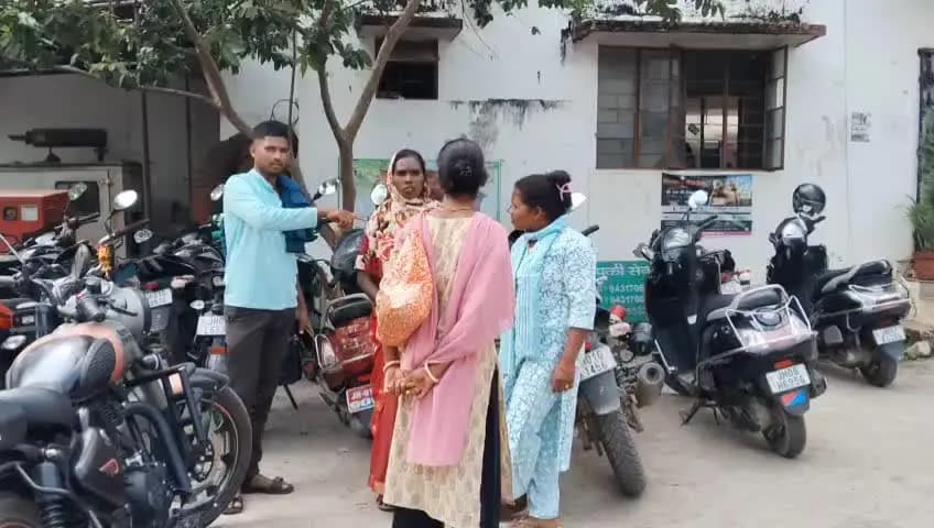 गुमला: पत्नी ने गुमला थाना पहुंचकर पति और दो मासूम बेटों को खोजने की गुहार लगाई