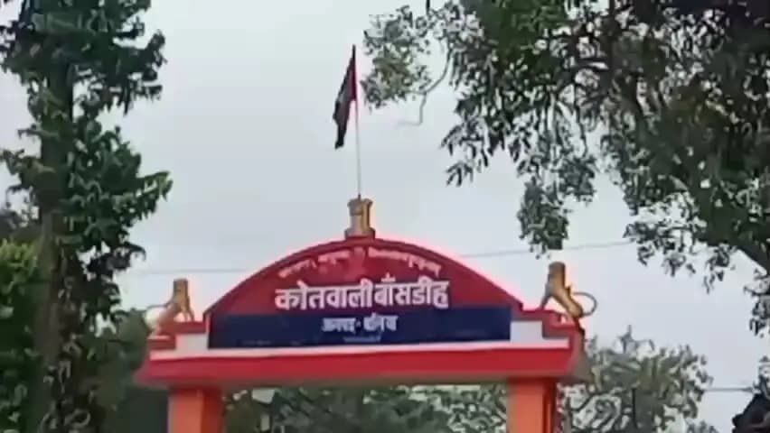 बांसडीह: बांसडीह कस्बे में दो ठगों ने महिला को बातों में उलझाकर सोने के आभूषण की ठगी की, जांच में जुटी पुलिस