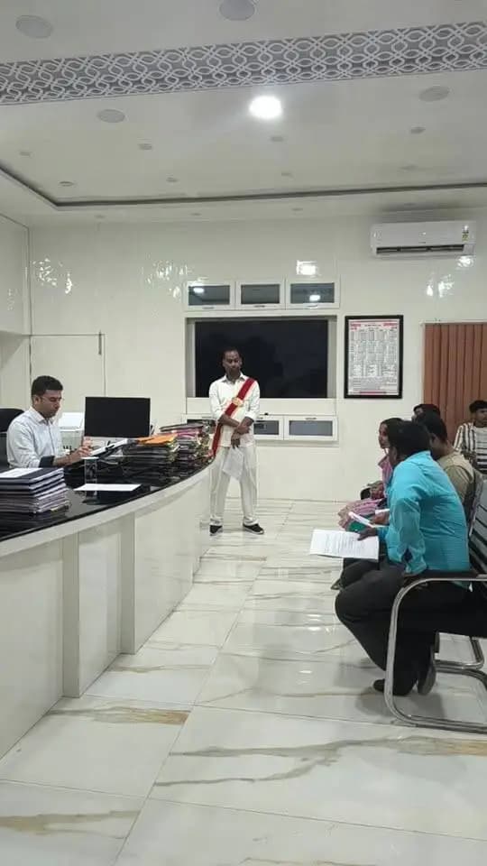 जिला पदाधिकारी श्री रिची पांडेय के द्वारा सात निश्चय कार्यक्रम के तहत ‘सबका सम्मान–जीवन आसान’ के अंतर्गत जनता दरबार का आयोजन।