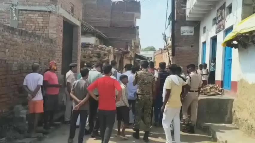 डुमरांव: अरियांव बाजार में अतिक्रमण के आवेदन पर प्रशासन सख्त, 24 घंटे का अल्टीमेटम, एसडीएम ने किया निरीक्षण