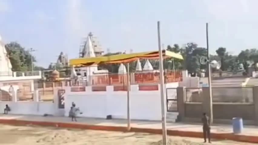 रसड़ा: दशहरा मेले की सुरक्षा को लेकर नाथ बाबा पोखरे पर कराई गई बैरिकेडिंग, ऐतिहासिक रामलीला में केवट प्रसंग का मंचन