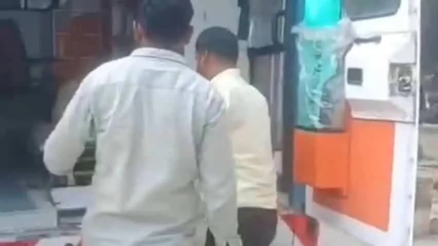 रसड़ा: रतनपुरा में स्कॉर्पियो की टक्कर से बाइक सवार गंभीर, बसपा कार्यकर्ता ने उसे अस्पताल पहुंचाया