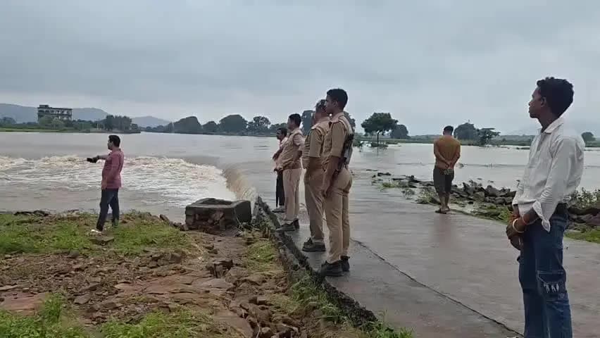 मानिकपुर: चित्रकूट: बरदाहा नदी पर ₹15 लाख से बनेगा पुल, मानिकपुर में हुई बाइक चोरी, किशोरियों ने किया अग्निशमन केंद्र का भ्रमण