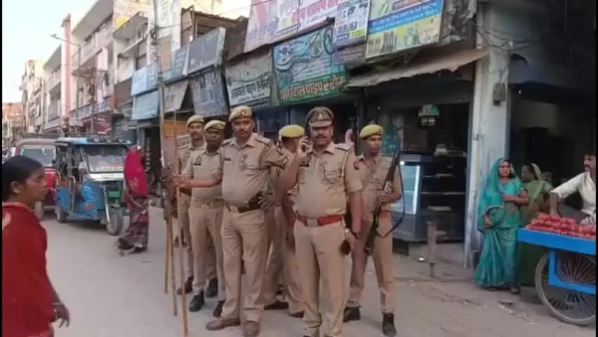 बेल्थरा रोड: दुर्गा पूजा को लेकर रसड़ा में पुलिस अलर्ट, प्रभारी निरीक्षक सुशील कुमार ने रूट मार्च के बाद पूजा पंडालों का निरीक्षण किया
