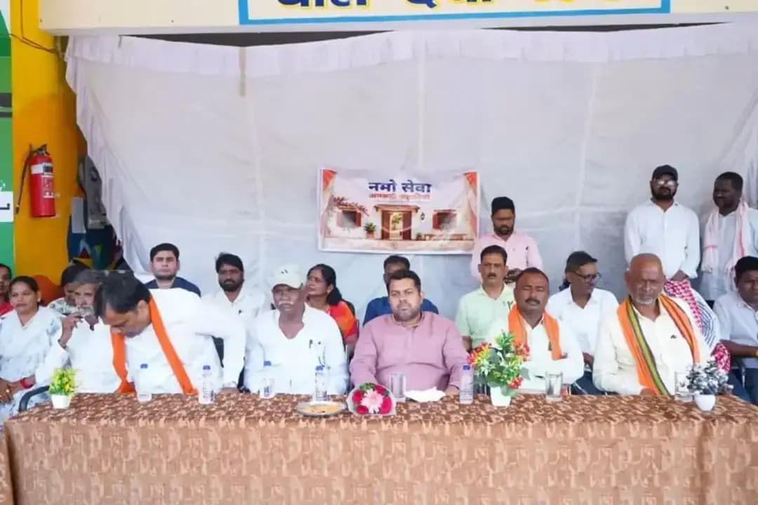 सेवा संकल्प अभियान | नमो सेवा अनकही कहानियां
प्रधानमंत्री श्री नरेंद्र मोदी जी के सेवा एवं समर्पण के 25 वर्ष पूर्ण होने के उपलक्ष्य में, सेवा संकल्प अभियान के अंतर्गत खुर्सीपार, जोन-2 स्थित आत्मानंद स्कूल में “नमो सेवा अनकही कहानियां” कार्यक्रम का आयोजन किया गया।
🎭 स्कूली बच्चों ने नुक्कड़ नाटक के माध्यम से सेवा, समर्पण और सामाजिक कर्तव्यों का संदेश दिया। उनकी प्रस्तुति ने बताया कि राष्ट्र निर्माण की जिम्मेदारी हम सभी की है और सामूहिक सहभागिता से ही विकसित भारत का संकल्प साकार होगा। 🇮🇳
✨ सेवा का भाव, समर्पण का संकल्प — विकसित भारत की ओर एक सार्थक कदम!
#SevaSankalpAbhiyan #namosevagatha #SevaAurSamarpan #ViksitBharat2047 #Durg