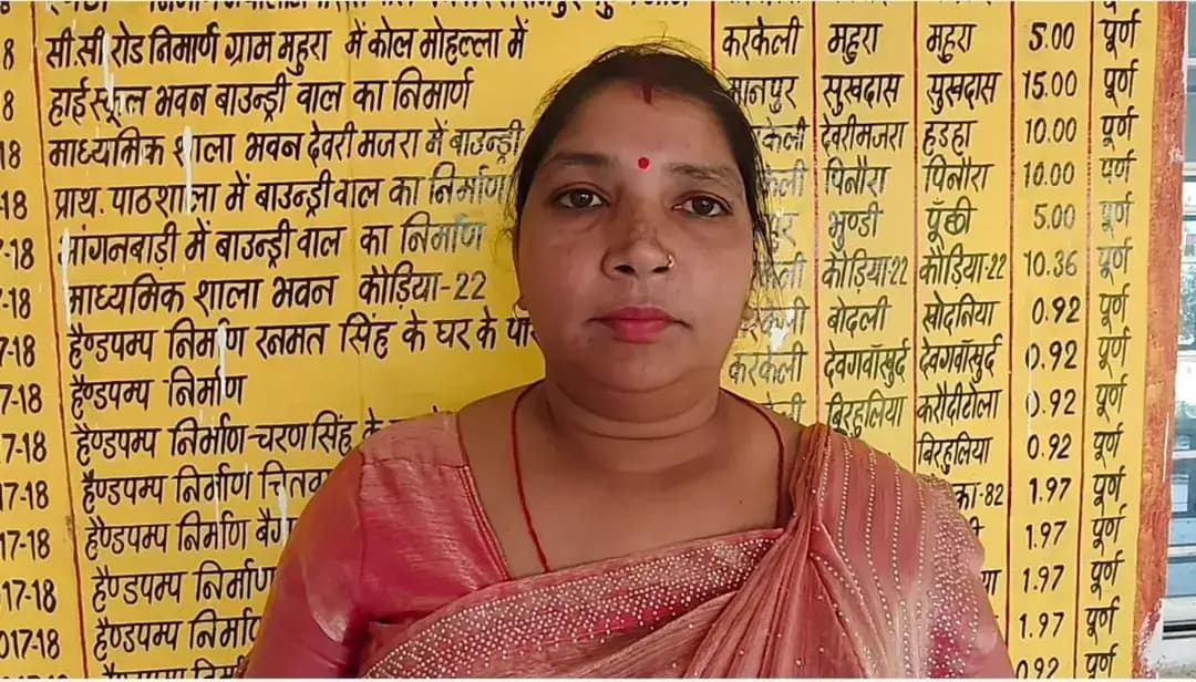 ☑️कहानी बदलाव की
☑️स्व-सहायता समूह ने दी आत्मनिर्भरता की नई पहचान
उमा साहू बनीं ग्रामीण महिलाओं के लिए प्रेरणा
☑️ मानपुर विकासखंड के ग्राम सेहराटोला की निवासी उमा साहू आज ग्रामीण महिलाओं के सशक्तिकरण और आत्मनिर्भरता की मिसाल बनकर उभरी हैं। स्व-सहायता समूह से जुड़कर उन्होंने न केवल अपनी आर्थिक स्थिति को मजबूत किया है, बल्कि अन्य महिलाओं को भी स्वरोजगार और आत्मनिर्भरता की राह दिखाने में महत्वपूर्ण भूमिका निभाई है।
☑️ उमा साहू ने बताया गांव की महिलाओं को आर्थिक रूप से सशक्त बनाने के उद्देश्य से शारदा स्व-सहायता समूह का गठन किया गया था। वर्तमान में समूह से 12 महिलाएं जुड़ी हुई हैं जो विभिन्न आजीविका गतिविधियों के माध्यम से अपने परिवार की आय बढ़ाने में योगदान दे रही हैं। समूह की महिलाएं मनिहारी व्यवसाय खेती-बाड़ी किराना दुकान संचालन एवं पशुपालन जैसे कार्यों में संलग्न हैं। उमा साहू समूह में बुक कीपर की जिम्मेदारी निभा रही हैं। वे समूह की बचत, ऋण लेखा-जोखा एवं बैठकों से संबंधित अभिलेखों का नियमित संधारण करती हैं। इस कार्य से उन्हें प्रतिमाह लगभग 7 हजार रुपये की आय प्राप्त होती है, जिससे उनके परिवार की आर्थिक स्थिति में उल्लेखनीय सुधार आया है।
☑️ उमा साहू का कहना है कि स्व-सहायता समूह से जुड़ने के बाद महिलाओं में आत्मविश्वास बढ़ा है और वे आर्थिक रूप से सशक्त होकर आत्मनिर्भर जीवन की ओर अग्रसर हैं। समूह ने महिलाओं को रोजगार, आय के अवसर और सामाजिक पहचान दिलाने में महत्वपूर्ण भूमिका निभाई है। उन्होंने महिलाओं के सशक्तिकरण एवं आजीविका संवर्धन के लिए संचालित विभिन्न योजनाओं की सराहना करते हुए प्रधानमंत्री श्री नरेंद्र मोदी एवं मुख्यमंत्री डॉ. मोहन यादव के प्रति आभार व्यक्त किया। उनका मानना है कि ऐसी योजनाएं ग्रामीण महिलाओं को आत्मनिर्भर बनाकर उनके जीवन में सकारात्मक बदलाव ला रही हैं तथा उन्हें सम्मानजनक जीवन जीने का अवसर प्रदान कर रही हैं।
@cmmadhyapradesh
@jansamparkmp
@JansamparkMP
<nis:link nis:type=tag nis:id=सेवा_संकल्प_अभियान nis:value=सेवा_संकल्प_अभियान nis:enabled=true nis:link/> <nis:link nis:type=tag nis:id=sevasankalpabhiyan nis:value=SevaSankalpAbhiyan nis:enabled=true nis:link/> <nis:link nis:type=tag nis:id=ashirwadkadiya nis:value=AshirwadKaDiya nis:enabled=true nis:link/>