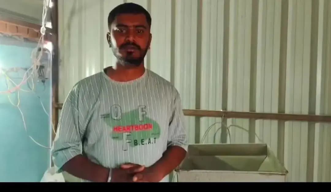 कहानी बदलाव की
पीएमएफएमई योजना का लाभ लेकर आत्म निर्भर बनें संप्रेत
⏩पीएमएफएमई योजना भारत सरकार के खाद्य प्रसंस्करण उद्योग मंत्रालय द्वारा संचालित एक प्रमुख योजना है। इसका उद्देश्य सूक्ष्म खाद्य प्रसंस्करण इकाइयों को आधुनिक तकनीक, वित्तीय सहायता और प्रशिक्षण प्रदान कर उन्हें संगठित एवं आत्मनिर्भर बनाना है।
⏩ मानपुर विकासखंड के सिगुडी निवासी सम्प्रेत कुशवाहा पिता राम पाल कुशवाहा ने बताया कि मन में कुछ बेहतर करने की इच्छा थी। अपनी इच्छा को पूरा करने के लिए पीएमएफएमई योजना के तहत एक लाख रूपये का लोन लेकर एक छोटी सी चक्की की दुकान खोली । दुकान खुलने के बाद आस पास के क्षेत्र के लोग गेहूं पिसवाने आने लगे ।
⏩ उन्होने बताया कि हर माह मुझे 6 हजार रूपये तक कि आय हो जाती है जिससे बेहतर ढंग से घर का संचालन हो जाता है । उनका कहना है कि योजना का लाभ मिलने से मेरे जीवन में काफी परिवर्तन आया है । यह योजना स्वरोजगार स्थापित करने में मील का पत्थर साबित हुई है। उन्होने योजना के लिए प्रधानमंत्री श्री नरेंद्र मोदी एवं मुख्यमंत्री डा मोहन यादव के प्रति धन्यवाद ज्ञापित किया है ।
<nis:link nis:type=tag nis:id=सेवा_संकल्प_अभियान nis:value=सेवा_संकल्प_अभियान nis:enabled=true nis:link/> <nis:link nis:type=tag nis:id=sevasankalpabhiyan nis:value=SevaSankalpAbhiyan nis:enabled=true nis:link/> <nis:link nis:type=tag nis:id=ashirwadkadiya nis:value=AshirwadKaDiya nis:enabled=true nis:link/>