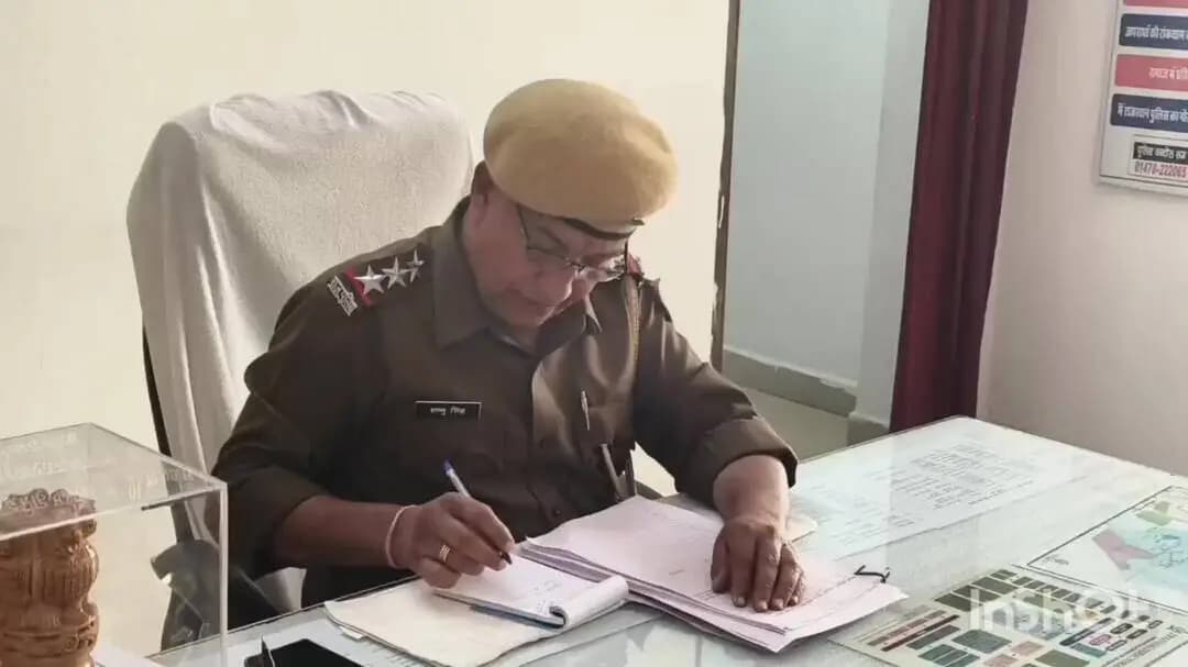 प्रतापगढ़: अखेपुर में अवैध हथकड़ महुआ शराब के साथ एक आरोपी गिरफ्तार, संदिग्ध रासायनिक पदार्थ भी किया गया जब्त