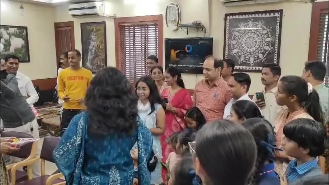 प्रतापगढ़: अंतरराष्ट्रीय बालिका दिवस के उपलक्ष्य में कलक्टर ने बेटियों से कहा- खूब पढ़ो, आगे बढ़ो और अपने सपनों को दो उड़ान