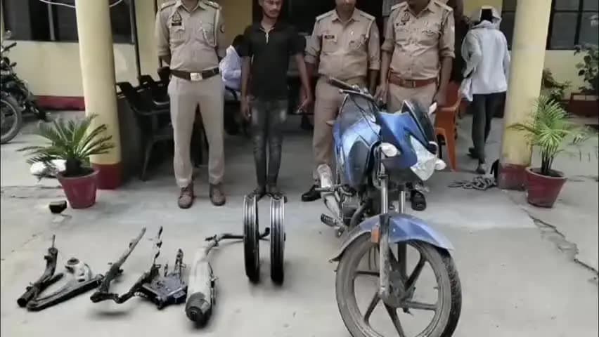 बबेरू: कमासिन थाना पुलिस ने बाइक चोरी के एक अभियुक्त को किया गिरफ्तार, एक बाल अपचारी को संरक्षण में लिया