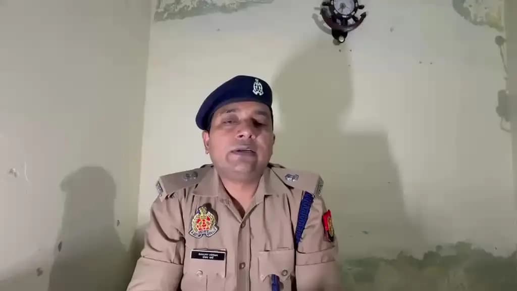 बलिया: बलिया में कंटेनर से 24 गोवंश बरामद, चालक फरार; पुलिस की कार्रवाई जारी