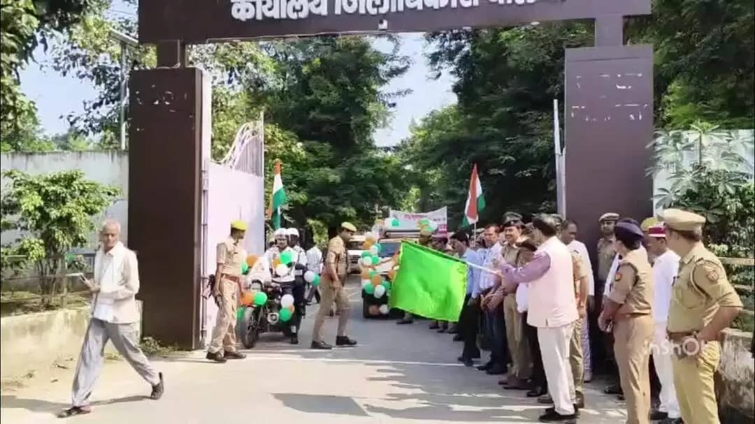बलिया: बलिया में मिशन शक्ति-6 का आगाज, डीएम-एसपी ने जागरूकता रैली को दिखाई हरी झंडी