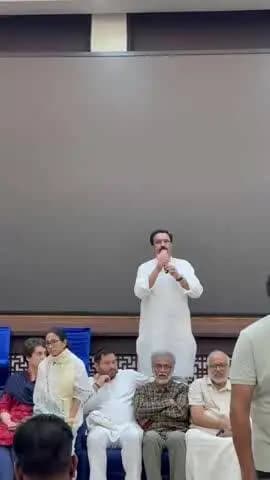 दिल्ली के कांस्टीट्यूशन क्लब में आज दोपहर 1 बजे विपक्षी नेताओं की बैठक हुई..
इस बैठक में आगे की रणनीति बनाई गई ...
कां