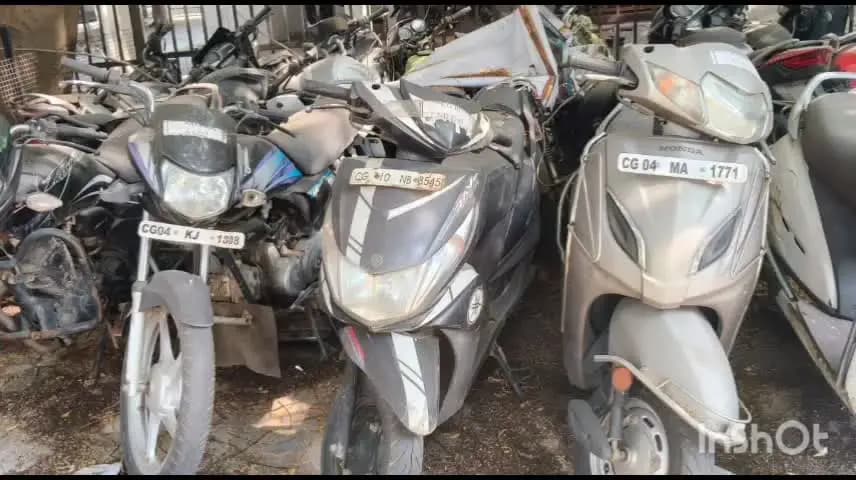 रायपुर: देखिए, चालान से बचने के लिए गाड़ियों के नंबर प्लेट से कैसे कर रहे छेड़छाड़, कई लोगों ने नंबर प्लेट बदल दिए, अब होगी सख्ती