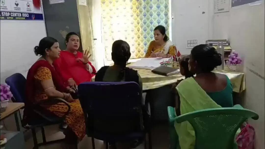 ପାରଳାଖେମୁଣ୍ଡି: ପଡ଼ାଲା ଭବାନୀଙ୍କୁ ସଖୀ ୱାନ୍ ଷ୍ଟପ୍ ସେଣ୍ଟର ପକ୍ଷରୁ ପରାମର୍ଶ ଓ କାଉନ୍ସେଲିଂ।