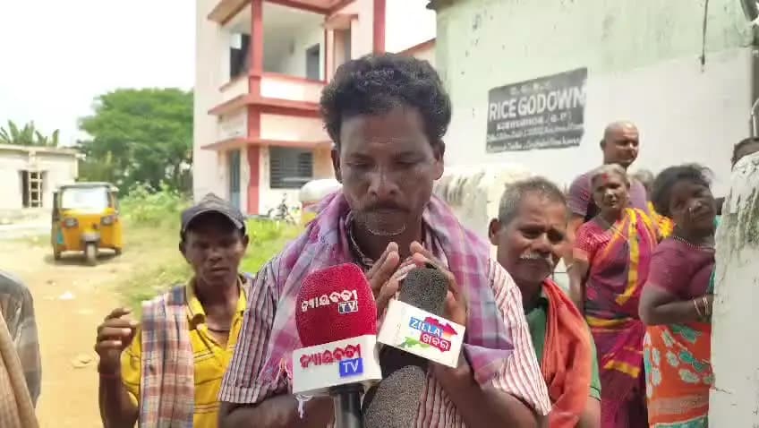 ପାରଳାଖେମୁଣ୍ଡି: ରାସନ ଚାଉଳ ନ ମିଳିବା ଆଉ ଚୋରା ଚାଲାଣ ହେଉଥିବା ନେଇ ଅଭିଯୋଗ କଲେ ଅଞ୍ଚଳ ବାସୀ