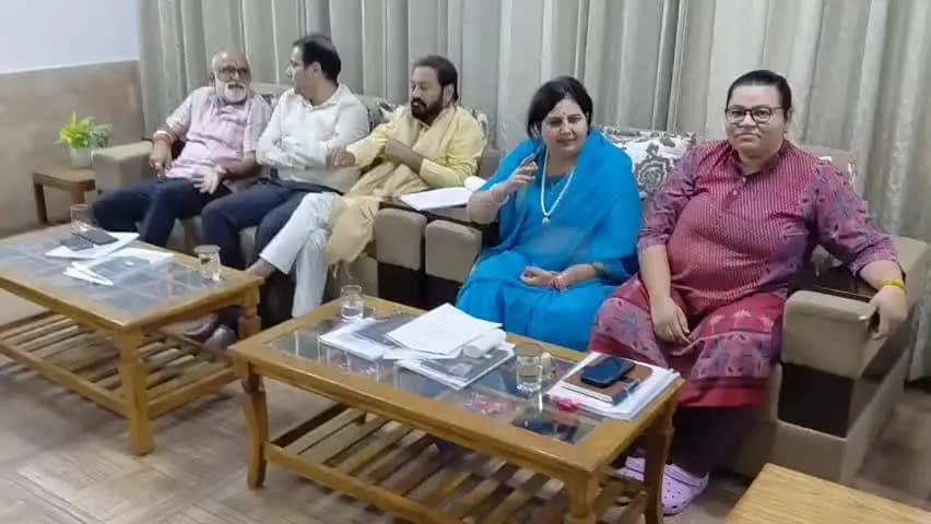 लाडपुरा: मेयर बोलीं- आजकल कुत्तों से ज्यादा इंसान काट रहे हैं, डिप्टी मेयर के सवाल पर दिया जवाब
