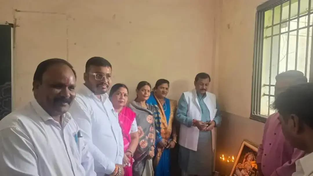 ‘सेवा संकल्प अभियान’ के तहत स्वामी आत्मानंद स्कूल, पाटन में ‘विकसित भारत’ विषय पर ब्लॉक स्तरीय चित्रकला प्रतियोगिता आयोजित हुई। लोकसभा सांसद श्री विजय बघेल ने उत्कृष्ट चित्र बनाने वाले बच्चों को पुरस्कृत किया। प्रतियोगिता में प्राथमिक एवं माध्यमिक स्कूलों के 300 विद्यार्थियों ने भाग लिया।
#सेवा_संकल्प_अभियान #SevaSankalpAbhiyan