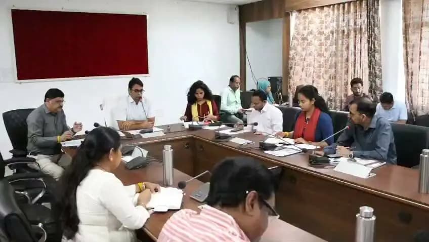 कर्मचारी कल्याण के प्रकरणों का त्वरित निराकरण एवं स्वत्वों का भुगतान सुनिश्चित करें- कलेक्टर डॉ. मीना
टीएल बैठक में कलेक्टर ने जिलाधिकारियों को दिए निर्देश
सभी जिलाधिकारी शासकीय कर्मचारी कल्याण से संबंधित प्रकरणों का त्वरित निराकरण करें और अपने विभाग के अधिनस्थ सभी शासकीय सेवकों के समयमान-वेतनमान, डीए, एरियर, अवकाश नगदीकरण, पेंशन, ग्रेच्यूटी एवं आश्रितों को अनुकम्पा नियुक्ति से संबंधित प्रकरणों को एक सप्ताह में निराकृत करें तथा संबंधित शासकीय सेवक को उनके स्वत्वों का भुगतान सुनिश्चित करें। यह निर्देश कलेक्टर डॉ. शेर सिंह मीना ने सोमवार को कलेक्टोरट सभाकक्ष आगर में समय-सीमा पत्रों के निराकरण की साप्ताहिक समीक्षा बैठक में सभी जिलाधिकारियों को दिए। बैठक में एडीएम डॉ. शालिनी श्रीवास्तव, सीईओ जिला पंचायत श्री बीएस सोलंकी, संयुक्त कलेक्टर श्री मिलिन्द ढ़ोके, एसडीएम सुसनेर श्रीमती देवकुंवर सोलंकी, एसडीएम आगर श्री कमल मंडलोई एवं सभी विभागों के जिलाधिकारी उपस्थित थे।
बैठक में कलेक्टर ने सीएम हेल्पलाईन में दर्ज शिकायतों की विभागवार समीक्षा की। उन्होंने पिछली बैठकों में निर्देश देने के बावजूद सीएम हेल्पलाईन में शिकायतों को अटेण्ड नहीं करने वाले एल-1 अधिकारियों का एक दिन का वेतन काटने के लिये नोटिस जारी करने के निर्देश भी दिए। कलेक्टर ने राजस्व, उर्जा, पंचायती राज, खाद्य एवं नागरिक आपूर्ति, स्वास्थ्य तथा महिला एवं बाल विकास विभाग के अधिकारियों को सीएम हेल्पलाईन में दर्ज शिकायतों का सर्वोच्च प्राथमिकता के साथ संतुष्टीपूवर्क निराकरण कर शिकायतें बंद करवाने और अपने विभाग की रैंक में सुधार लाने के निर्देश दिए। उन्होंने कहा कि उक्त विभागों द्वारा सीएम हेल्पलाईन शिकायतों के निराकरण की प्रतिदिन उनके द्वारा शाम को समीक्षा की जाएगी।
कलेक्टर ने जनविश्वास शिविरों में प्राप्त सभी आवेदनों का निराकरण कर संबंधित आवेदक को लिखित में सूचित करने के निर्देश भी दिए है। कलेक्टर ने कहा कि जनविशवास शिविर में प्राप्त आवेदनों का यथासंभव निराकरण शिविर में ही किया जाए, यदि किसी आवेदन पर जिला या राज्य स्तर से कार्यवाही अपेक्षित हो, तो उसका भी अधिकतम एक सप्ताह में वरिष्ठ कार्यालय से समन्वय कर निराकरण सुनिश्चित किया जाए।
CM Madhya Pradesh
Jansampark Madhya Pradesh
Ujjain Commissioner
#agarmalwa
#आगरमालवा