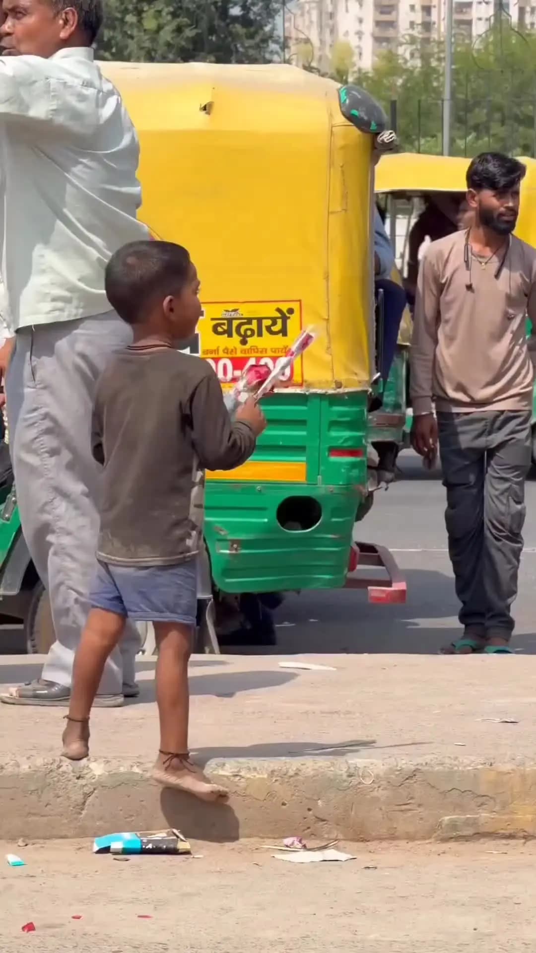 ❤️ “ना उम्र की समझ, ना हालातों की शिकायत… बस भूख थी,