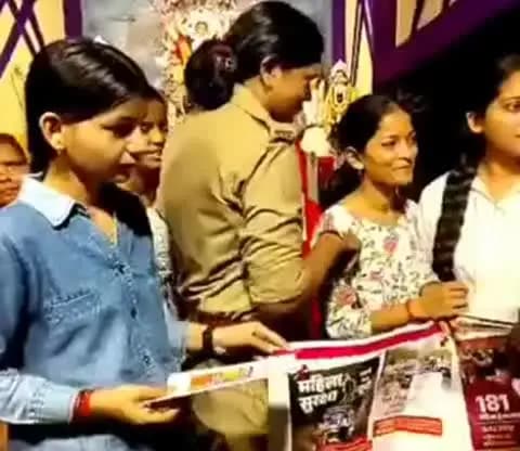 मछलीशहर: मछली शहर में देर रात पूजा पंडालों में मिशन शक्ति के तहत महिलाओं को जागरूक करने का कार्य महिला पुलिस द्वारा किया गया