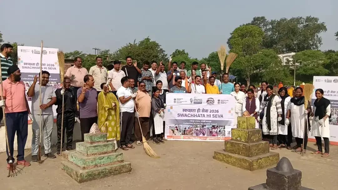 छठ महापर्व से पहले लेबर कॉलोनी छठ घाट की सफाई में जुटा निगम प्रशासन
महापौर, सभापति और आयुक्त ने जनप्रतिनिधियों के साथ किया श्रमदान, घाट की पचरियों से लेकर पूरे परिसर की हुई साफ-सफाई
रायगढ़। स्वच्छता ही सेवा अभियान-2026 के अंतर्गत निगम प्रशासन द्वारा लेबर कॉलोनी स्थित छठ घाट के पास विशेष सफाई अभियान चलाया गया।
#SevaSankalpAbhiyan #raigarh #SwacchtaHiSeva #SwacchBharat #SevaMeraYogdaan