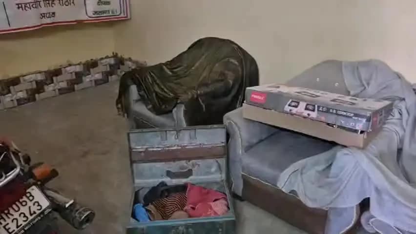 अलीगंज: राजा का रामपुर कस्बे में एक ही रात में चोरों ने दो घरों और एक मंदिर का चटकाया ताला, एक घर में हुई हजारों की चोरी