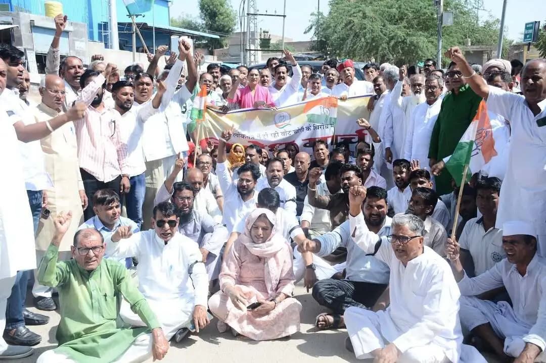 लोकतंत्र में हो रही वोट चोरी और मुख्य चुनाव आयुक्त ज्ञानेश कुमार के खिलाफ चूरू जिला कांग्रेस कमेटी द्वारा आयोजित विरोध प्रदर्शन।
📍जिला कलेक्ट्रेट, चूरू