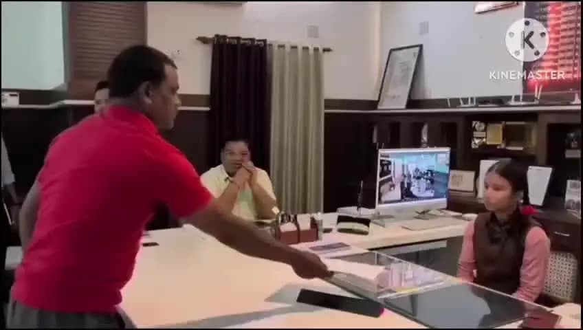 इटावा: कलैक्ट्रेट में मिशन शक्ति फेज 6.0 के तहत कस्तूरबा गांधी विद्यालय की छात्रा वर्तिका सिंह को एक दिन का डीएम बनाया गया है