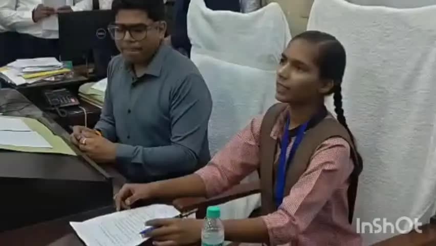 उन्नाव: उन्नाव के कस्तूरबा गांधी आवासीय विद्यालय की छात्रा को 1 दिन के लिए बनाया गया डीएम, छात्र ने भी दी जानकारी
