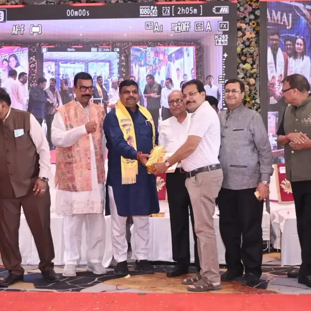 🌸 **महाराजा अग्रसेन जयंती समारोह में शामिल हुए उप मुख्यमंत्री श्री अरुण साव** 🌸
दुर्ग में महाराजा अग्रसेन वेलफेयर ट्रस्ट द्वारा आयोजित अग्रसेन जयंती समारोह में प्रदेश के उप मुख्यमंत्री श्री अरुण साव जी शामिल हुए। इस अवसर पर स्कूल शिक्षा मंत्री श्री गजेन्द्र यादव जी एवं सांसद श्री विजय बघेल जी भी उपस्थित रहे।
उप मुख्यमंत्री श्री साव ने महाराजा अग्रसेन जी को नमन करते हुए कहा कि **समाज सेवा, एकता, सहयोग और समानता अग्र बंधुओं के संस्कार हैं।** महाराजा अग्रसेन जी के आदर्श आज भी समाज को परोपकार, सद्भाव और सामाजिक उत्थान की प्रेरणा देते हैं।
समारोह में समाज के उत्कृष्ट योगदानकर्ताओं एवं प्रतिभावान विद्यार्थियों को सम्मानित किया गया।
#अग्रसेनजयंती #महाराजा_अग्रसेन दुर्ग