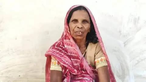 महतारी वंदन ने सोनकुंवर को बनाया आत्मनिर्भर गृहणी
एक उम्रदराज महिला के लिए आर्थिक रूप से स्वावलंबी होना उसके लिए बड़ी महत्वपूर्ण आवश्यकता है। कोरिया जिले के ग्राम पंचायत नरकेली में रहने वाली श्रीमती सोन कुंवर को मुख्यमंत्री श्री विष्णु देव साय द्वारा जारी महतारी वंदन योजना ने आर्थिक रूप से आत्मनिर्भरता प्रदान की है। पैंसठ बसंत देख चुकी सोनकुंवर अब अपने खर्चे के लिए किसी पर निर्भर नहीं हैं।
श्रीमती सोन कुंवर ने बताया कि महतारी वंदन योजना से मिलने वाली राशि से वह परिवार की जिम्मेदारी के बीच अपने दैनिक जरूरतों को लेकर निश्चिंत हो गई हैं। योजना की राशि को वह बचाकर रखती हैं और अब महतारी वंदन की राशि अब उनके लिए अपने आर्थिक आत्मनिर्भरता का माध्यम बन गई है।
#MahtariVandanYojna #सेवा_संकल्प_अभियान #SevaSankalpAbhiyan #JanSeva #JanBhagidari