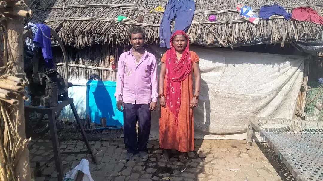 me navdiya dahnesa me rahta hu Mera naam sukh Lal he pita ka naam itvri Lal me is jhupdi me me or meri patni rahte he b