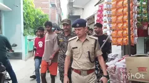 भभुआ: सब्जी मंडी हत्याकांड के दो गिरफ्तार आरोपियों को पुलिस गुंडा परेड कराकर थाने लाई