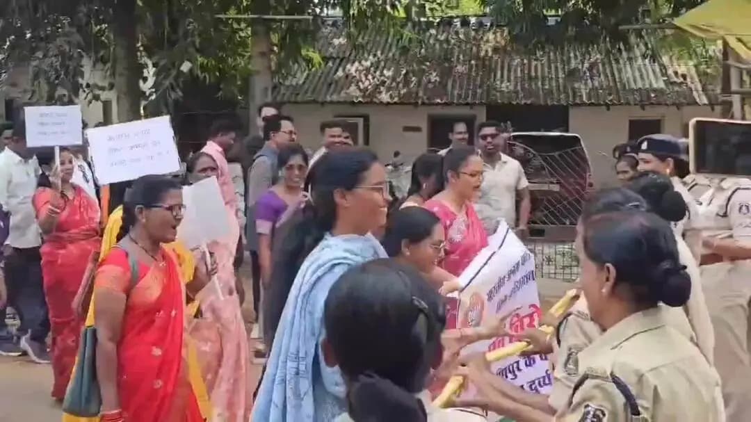 कोंडागांव: JNU छात्राओं से दुर्व्यवहार के मामले में भाजपा महिला मोर्चा ने कांग्रेस भवन का घेराव किया, सांसद पर कार्रवाई की मांग