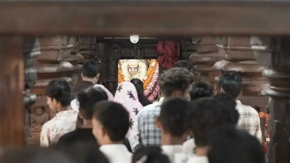 || जय माँ महामाया ||
पावन शारदीय नवरात्रि के तृतीय दिवस पर आइए, रतनपुर स्थित माँ महामाया के दिव्य दर्शन कर पुण्य लाभ प्राप्त करें।
माँ महामाया की कृपा से सभी का जीवन सुख, शांति, समृद्धि और मंगल से परिपूर्ण हो।
#शक्ति_वंदन #CGNavratri2026 #महतारी_का_सम्मान #महतारी_के_मान #Chhattisgarh #रतनपुर #MaaMahamaya
CMO Chhattisgarh DPR Chhattisgarh