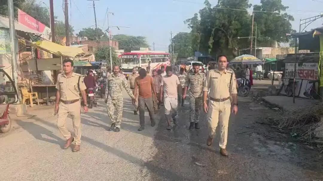 दतिया: झड़िया गांव के जंगल से 8 जुआरी गिरफ्तार, पुलिस ने ₹46,300 नगद व ताश की गड्डी जब्त कर निकाला जुलूस