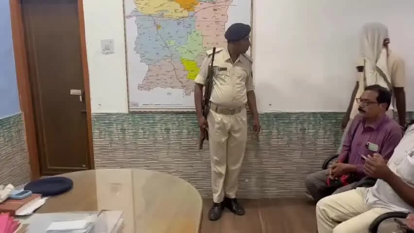डुमरांव: सम्हार हत्याकांड का 72 घंटे में खुलासा, अवैध संबंध बनी हत्या की वजह, दो आरोपित गिरफ्तार, मुंगेर निर्मित पिस्टल बरामद